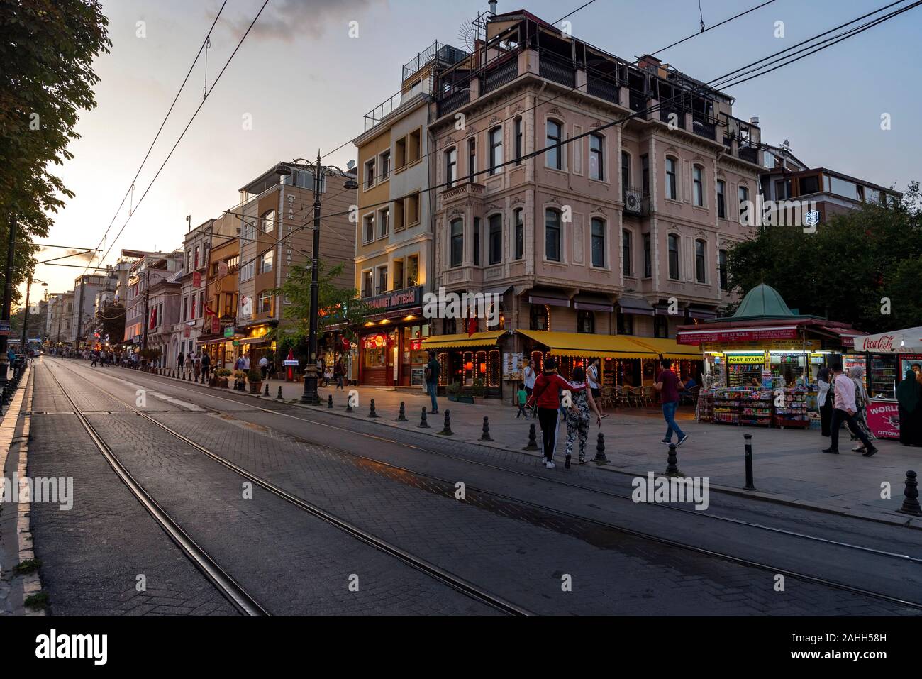 Paesaggio urbano. Vista di Hagia Sofia street presso la serata con il turista. Foto Stock