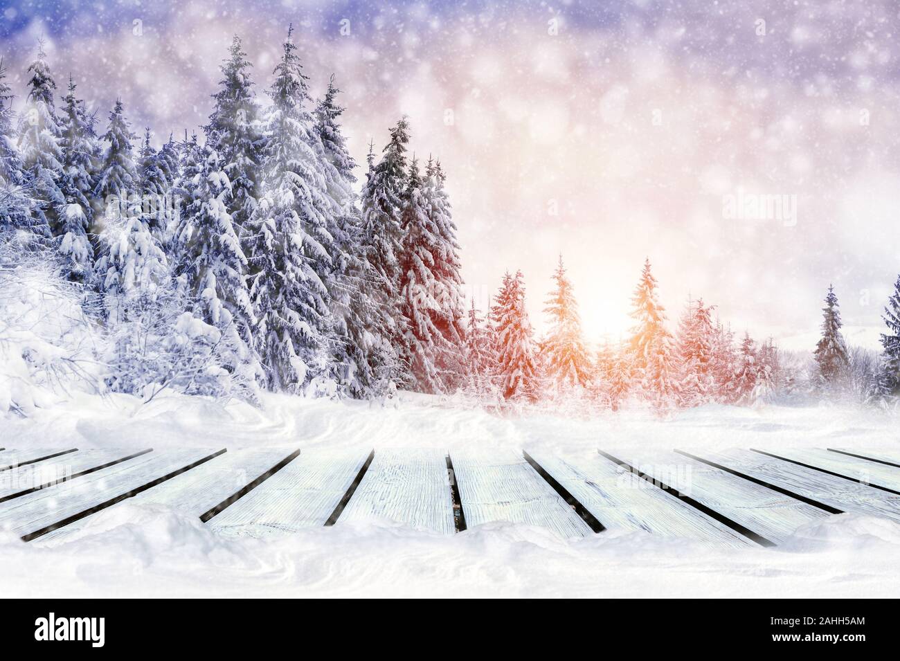 Saluto inverno sfondo sfocato con tavolo in legno e i fiocchi di neve. Merry Сhristmas e nuovo anno ideali Foto Stock