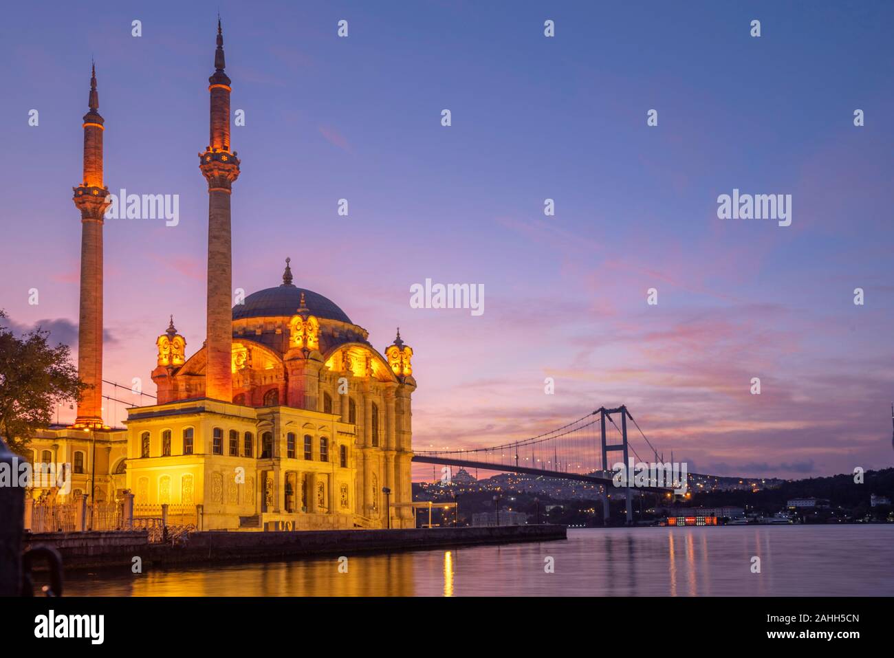 Sunrise vista Moschea Ortakoy e Ponte sul Bosforo, miglior luogo turistico di Istanbul. Foto Stock