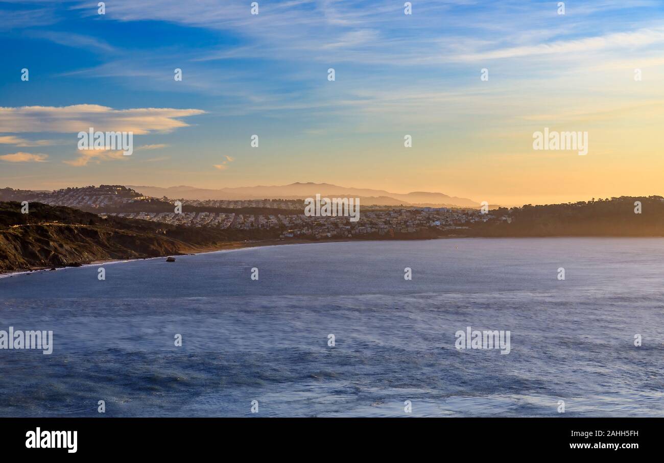 Vista della skyline di San Francisco da Marin con il distretto di Richmond, Golden Gate Park e le nuvole colorate in background, nuvoloso giorno prima del tramonto Foto Stock