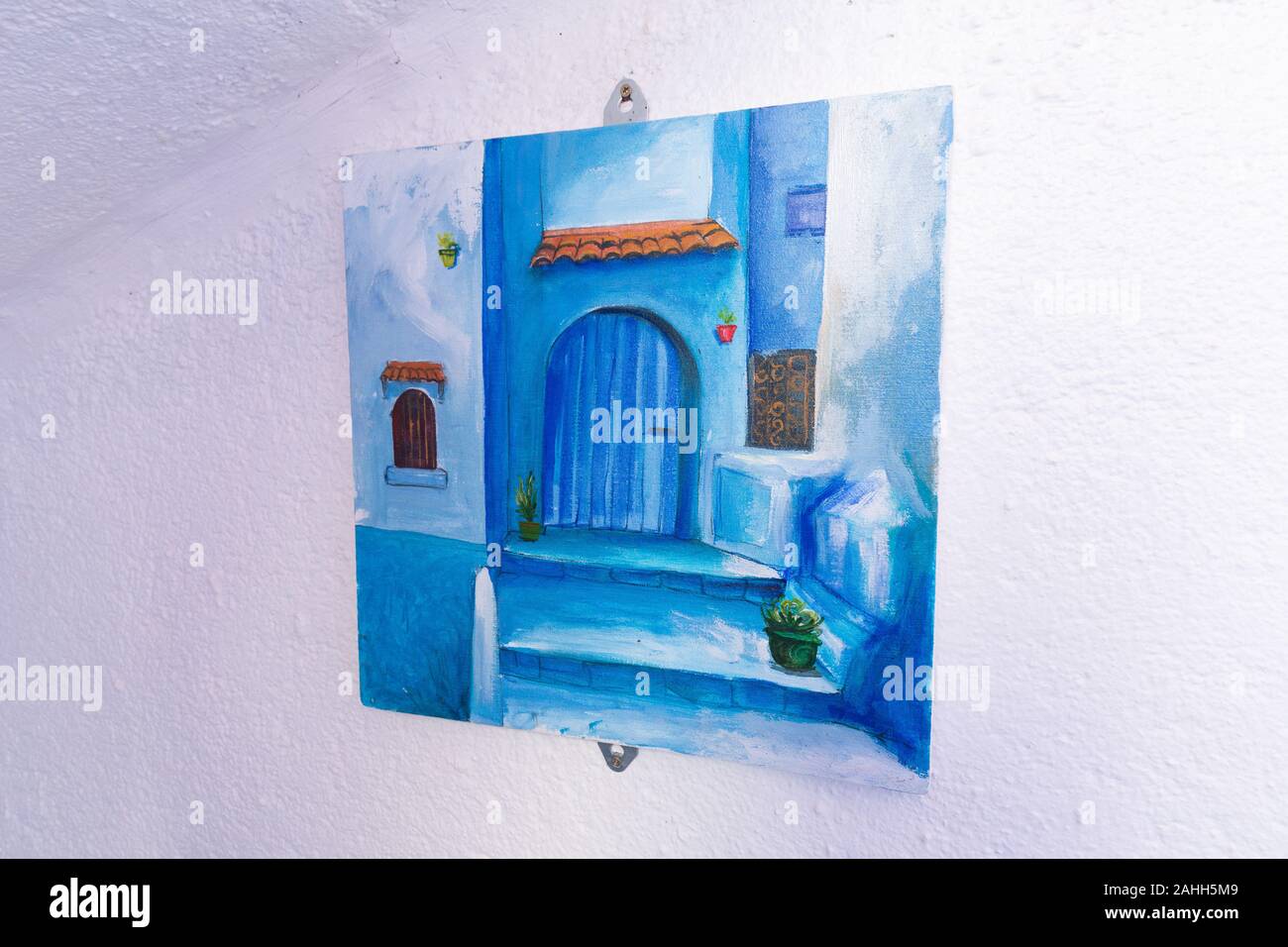 Tipica sistemazione marocchina nella città blu Chefchaouen, Marocco, Africa Vista di un Riad tradizionale (casa) islamico architettura interna più popolare Foto Stock