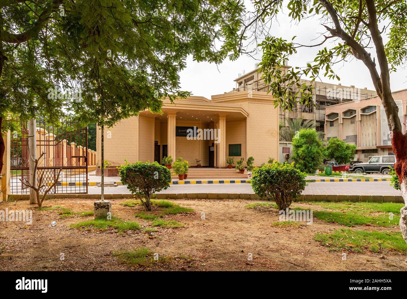 Karachi Museo Nazionale pittoresca vista mozzafiato con siepi tagliate su un cielo nuvoloso giorno Foto Stock