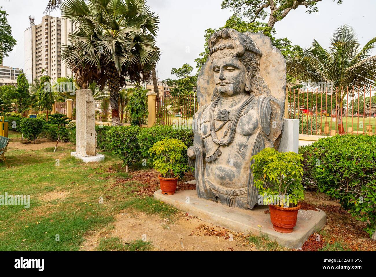 Karachi Museo Nazionale pittoresca vista mozzafiato con monumenti indù su un cielo nuvoloso giorno Foto Stock