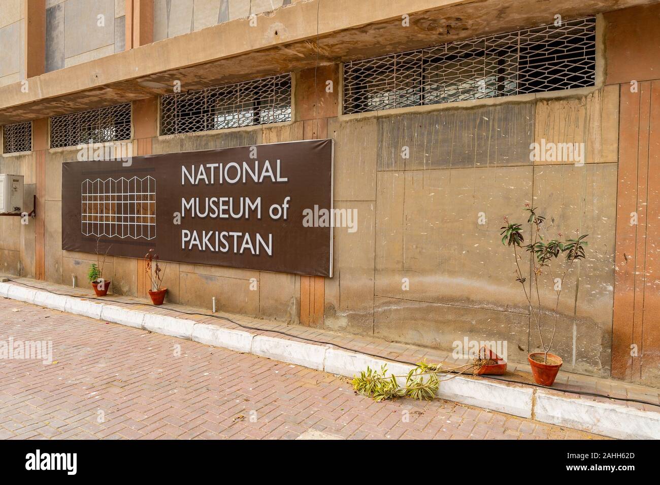 Karachi Museo Nazionale pittoresca vista mozzafiato dell'edificio su un cielo nuvoloso giorno Foto Stock