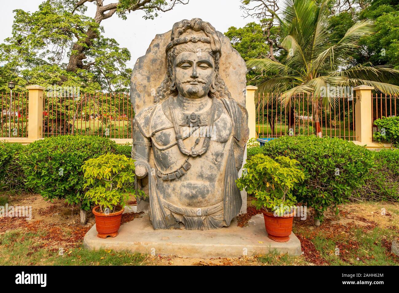 Karachi Museo Nazionale pittoresca vista mozzafiato con monumenti indù su un cielo nuvoloso giorno Foto Stock
