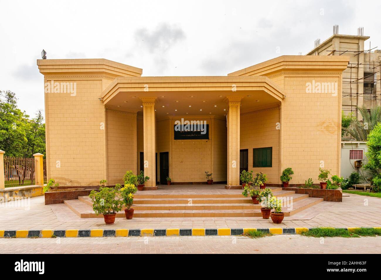 Karachi Museo Nazionale pittoresca vista mozzafiato dell'edificio su un cielo nuvoloso giorno Foto Stock