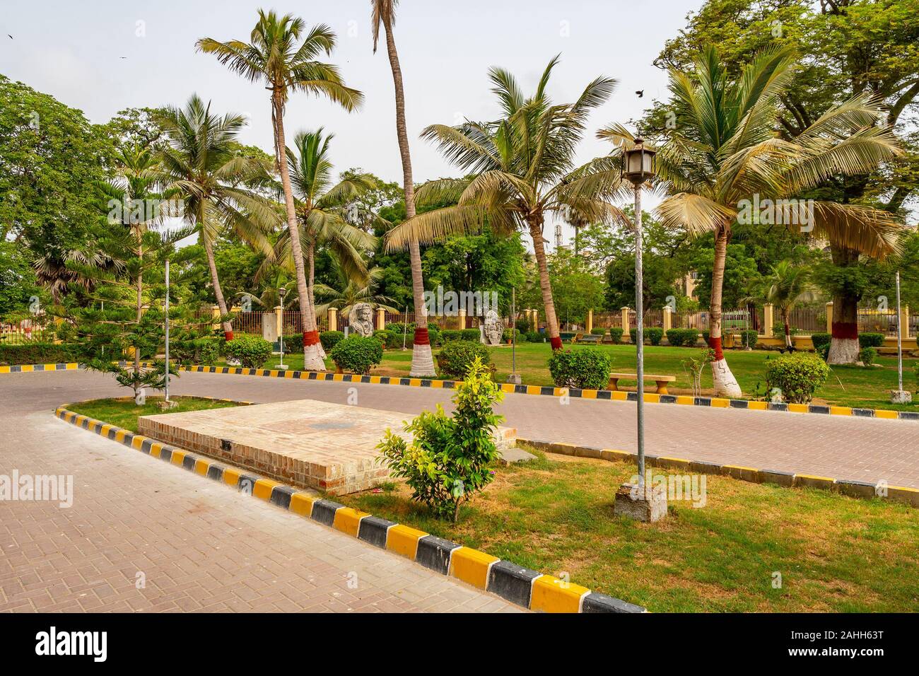 Karachi Museo Nazionale pittoresca vista mozzafiato del giardino su un cielo nuvoloso giorno Foto Stock