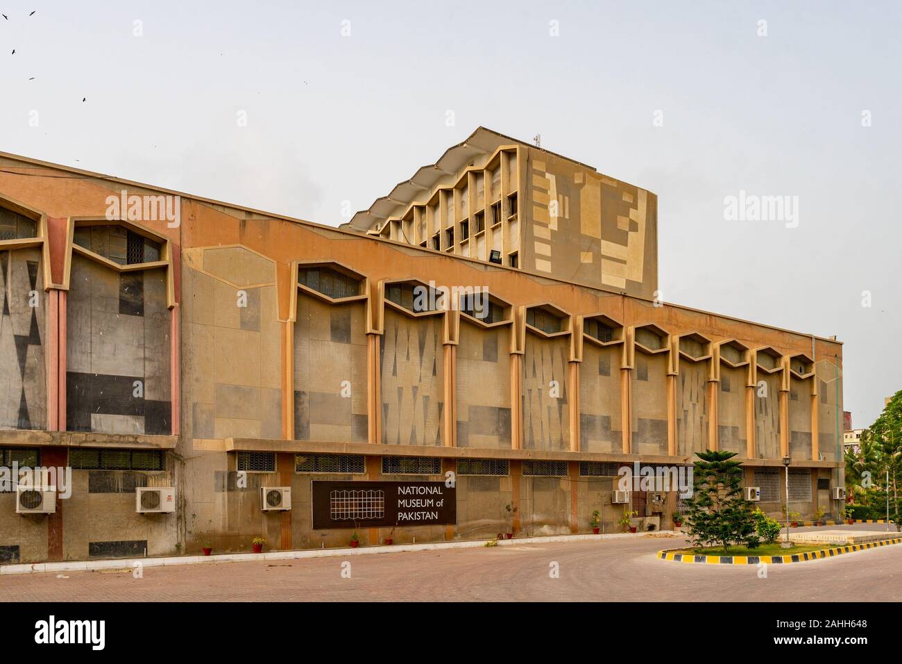 Karachi Museo Nazionale pittoresca vista mozzafiato dell'edificio su un cielo nuvoloso giorno Foto Stock