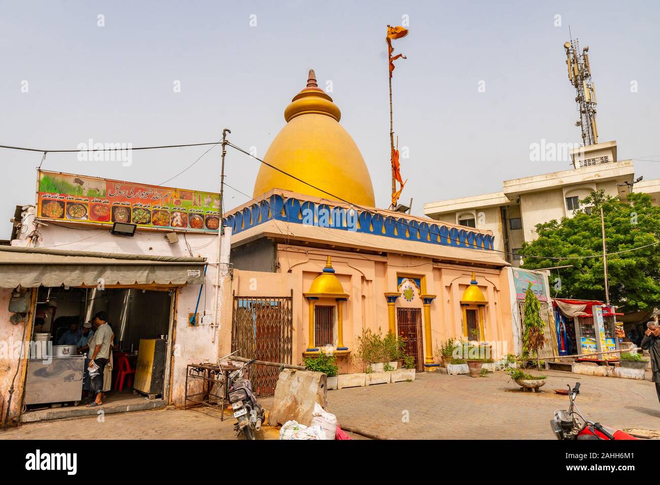 Karachi Daryalal Mandir Hindu Temple pittoresca vista mozzafiato dell'edificio in un giorno nuvoloso Foto Stock