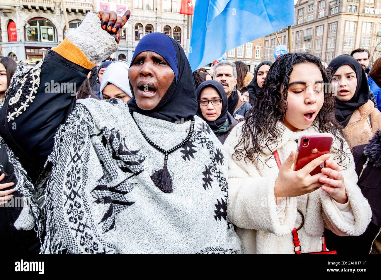 I manifestanti cantano slogan durante la dimostrazione.uiguri e simpatizzanti si riuniscono in piazza Dam in Amsterdam per mostrare il loro sostegno con la Cina etnica uiguri e protestare contro ciò che vedono come l'oppressione degli Uiguri in Cina da parte del governo di quel paese. Foto Stock