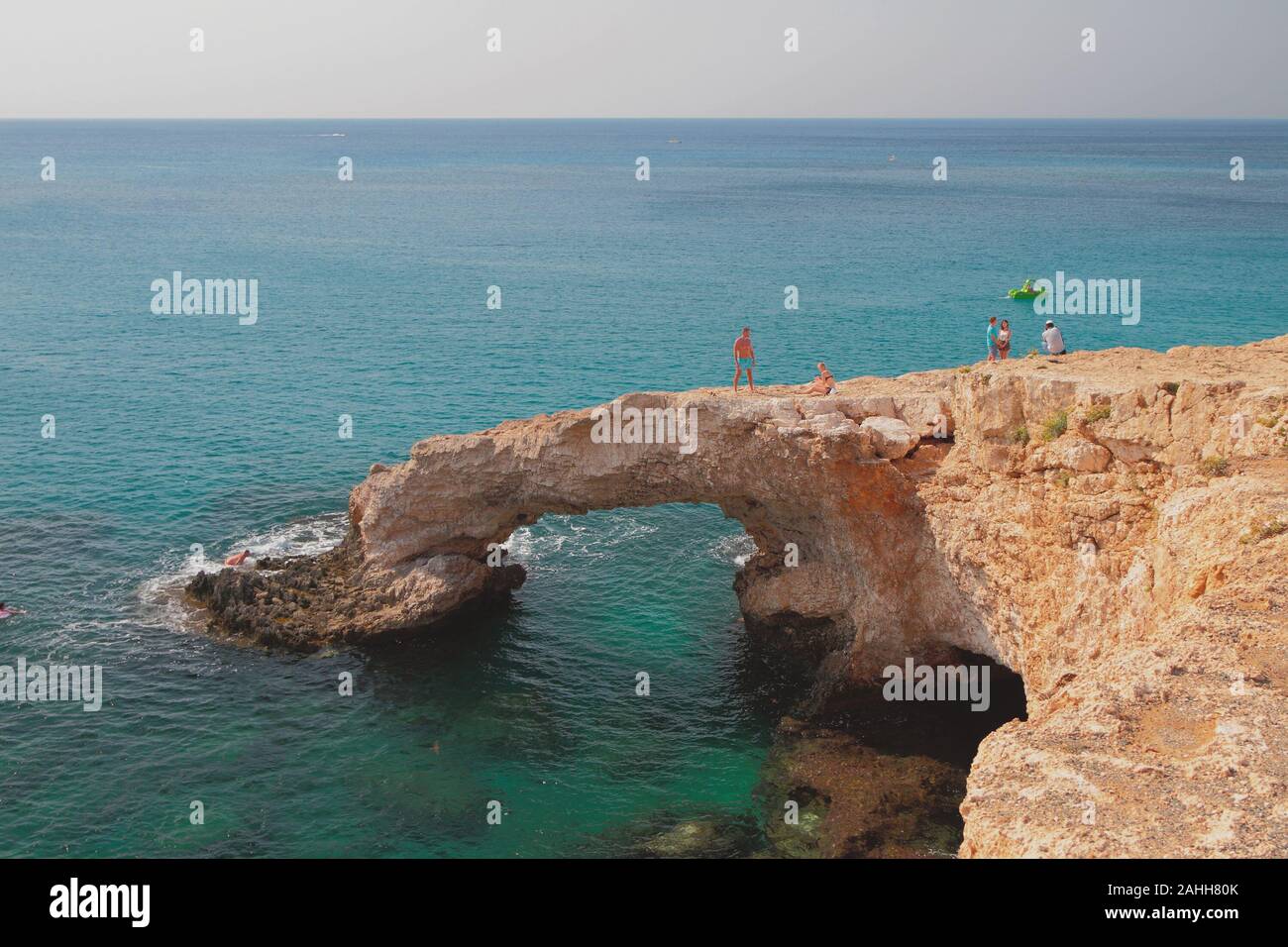 Pietra naturale arch "Ponte d'amore". Agia Napa, Cipro Foto Stock