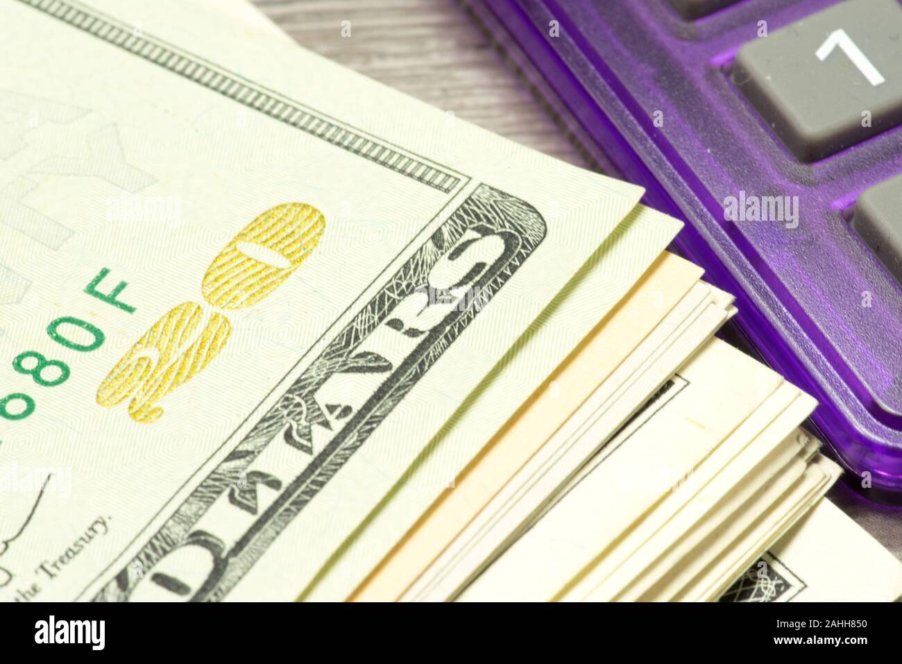 Le fatture del dollaro e di una calcolatrice Foto Stock