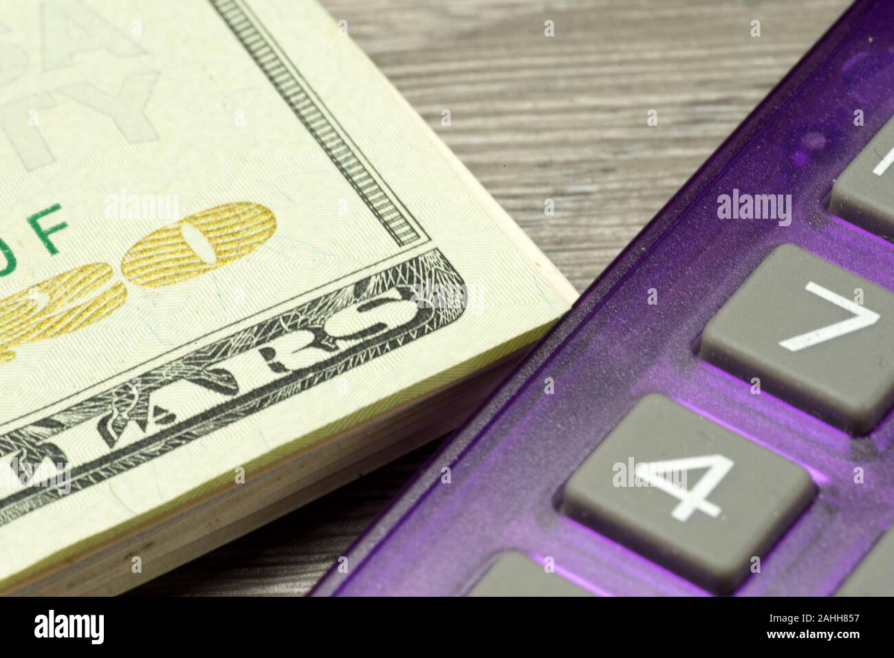 Le fatture del dollaro e di una calcolatrice Foto Stock