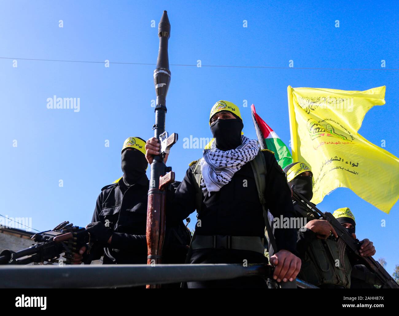 Combattenti dal Al-Aqsa Brigate martiri durante il cinquantacinquesimo anniversario del movimento Fatah fondando a Gaza City. Foto Stock