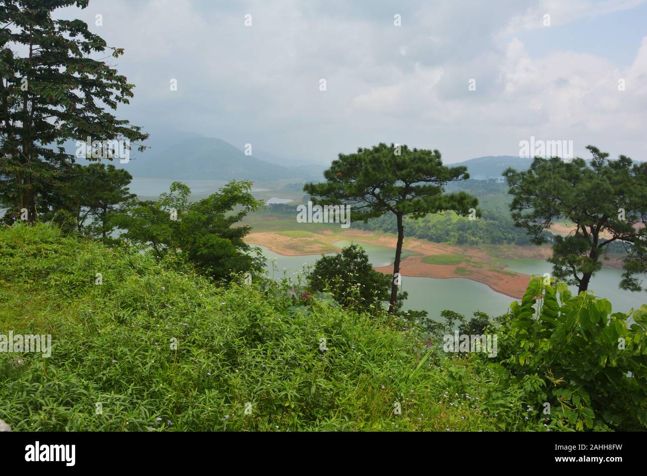 Barapani Umiam o Lago di Shillong, Meghalaya come visto dal punto di vista sulla strada con acqua, alberi e bellezza naturale, messa a fuoco selettiva Foto Stock