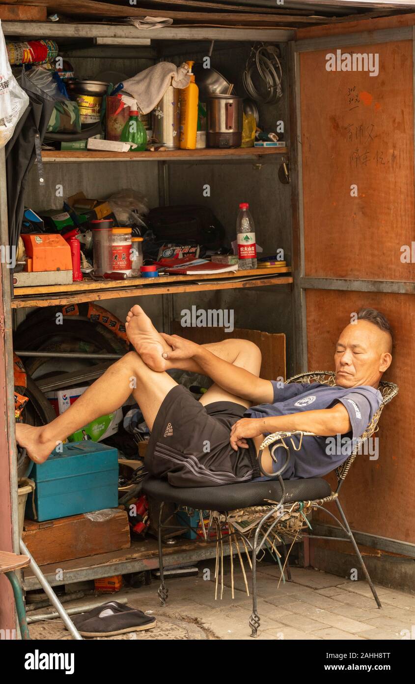 Dormire stallholder cinese vicino alla Città Proibita di Pechino, Cina Foto Stock