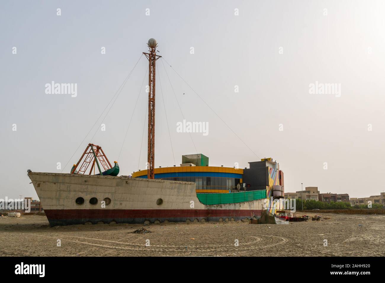 Karachi Clifton Beach mozzafiato vista pittoresca di una nave al mattino in un giorno nuvoloso Foto Stock