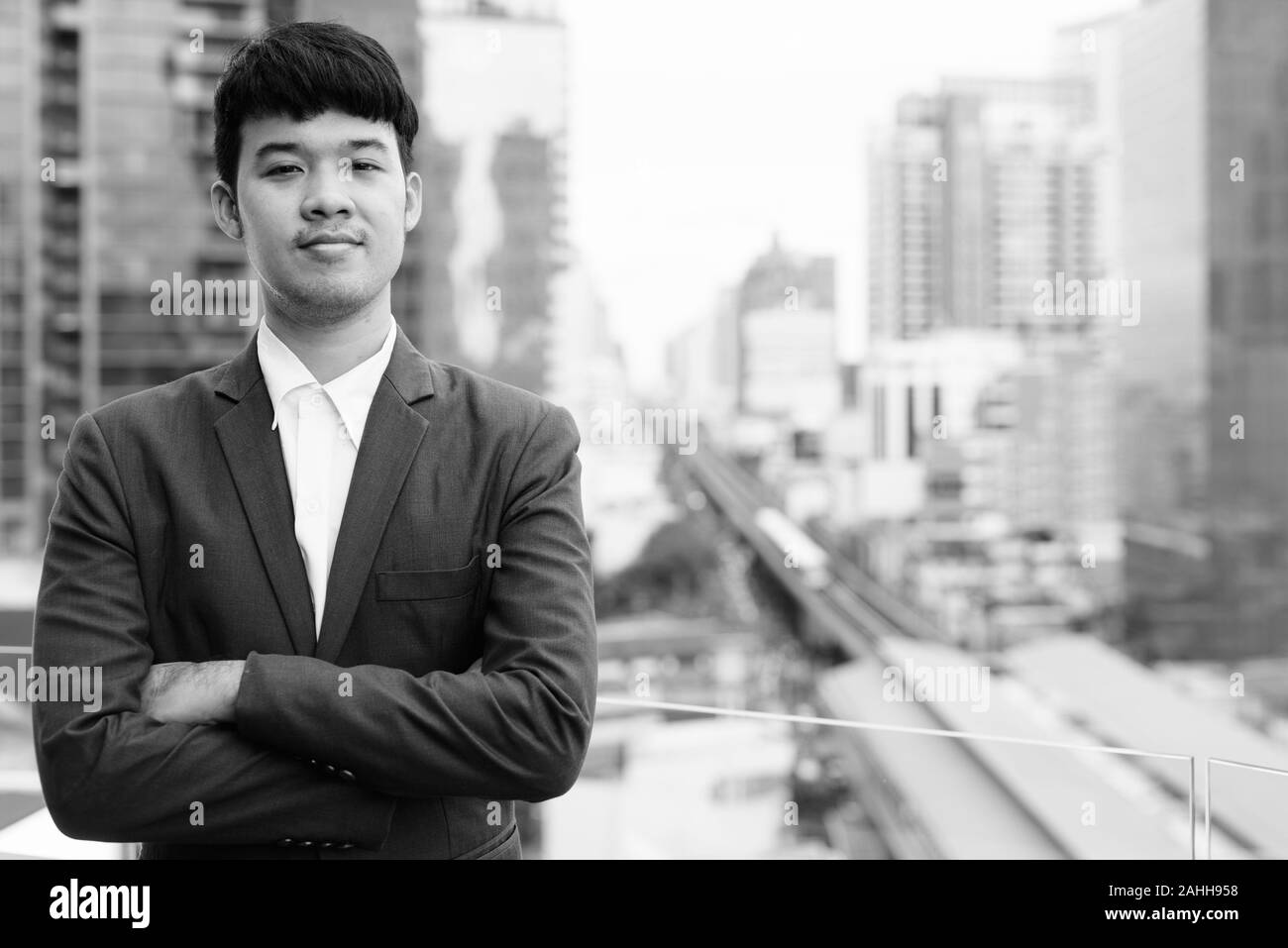 Giovane imprenditore asiatici contro la vista della città di Bangkok, Thailandia Foto Stock