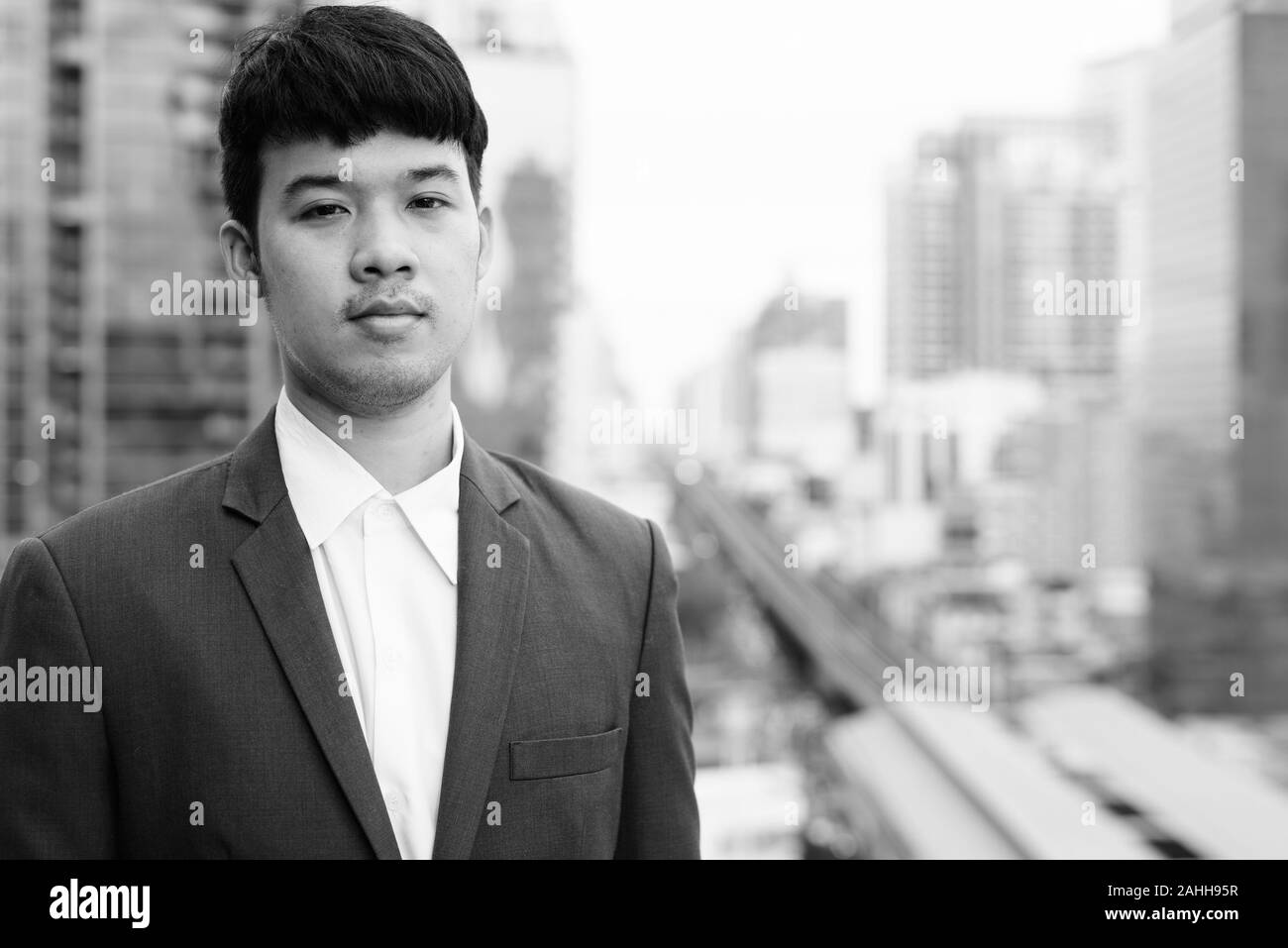 Giovane imprenditore asiatici contro la vista della città di Bangkok, Thailandia Foto Stock