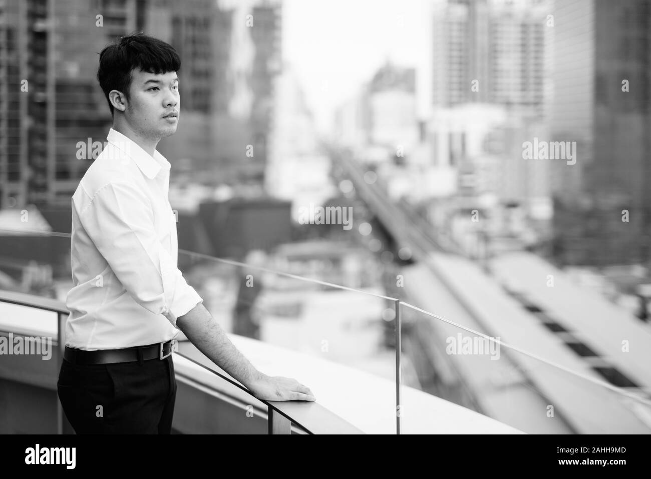 Giovane imprenditore asiatici contro la vista della città di Bangkok, Thailandia Foto Stock