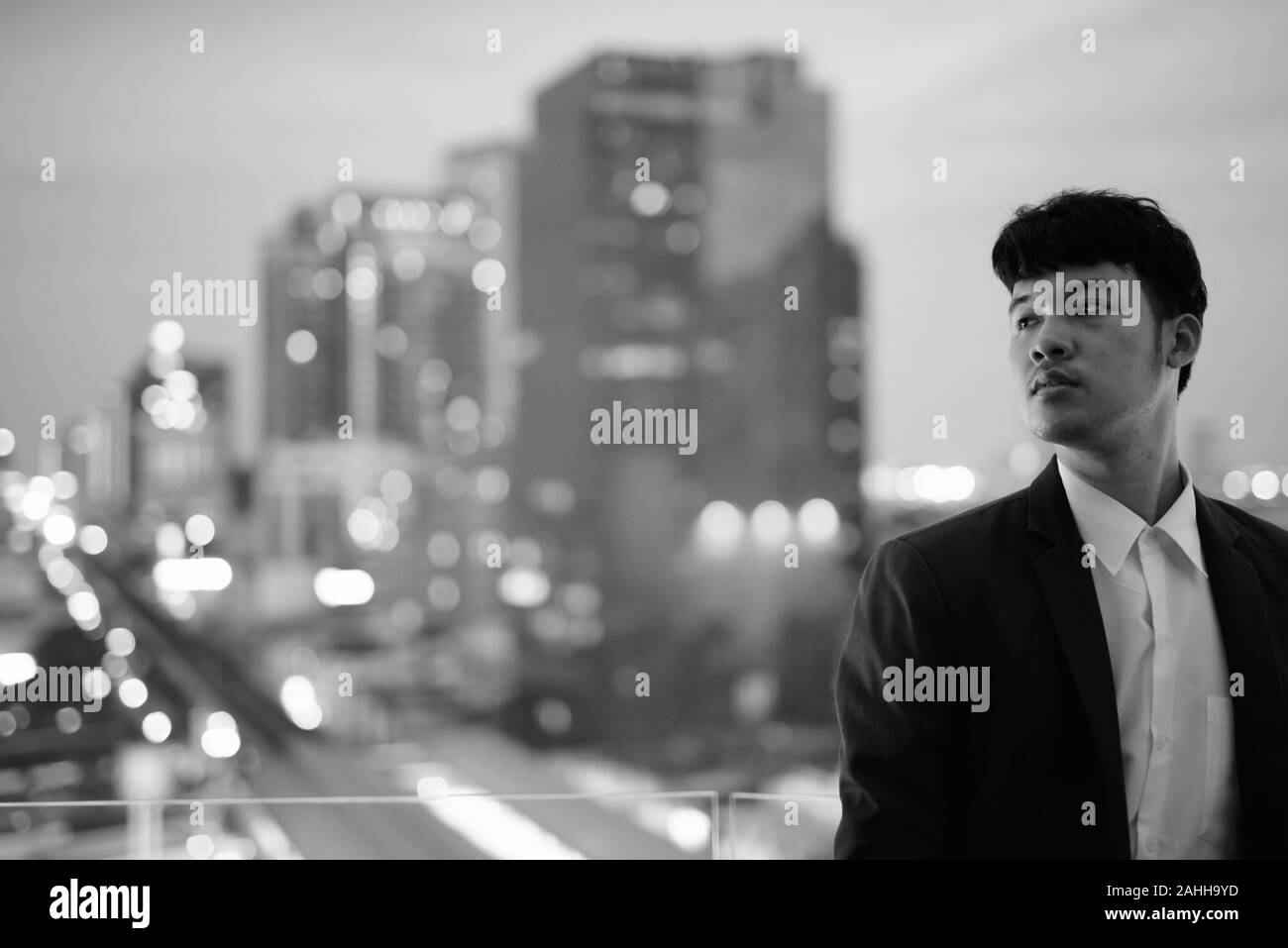 Giovane imprenditore asiatici contro la vista della città di Bangkok, Thailandia Foto Stock