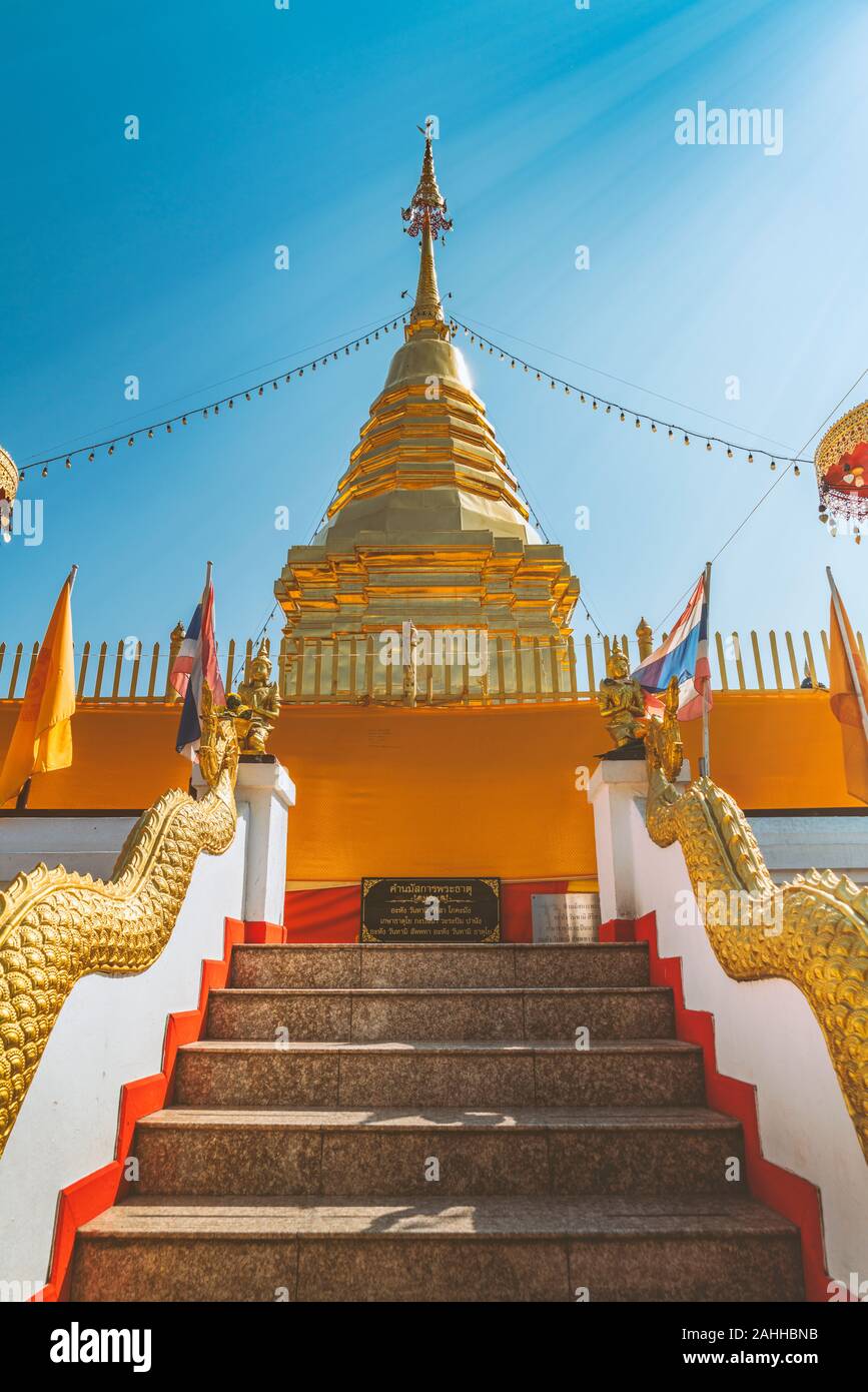 Chiang Mai, Thailandia - Dic 26, 2019 : Beautiful golden stupa di Wat Phra That Doi Kham o Phra That Doi Kham Tempio. Foto Stock