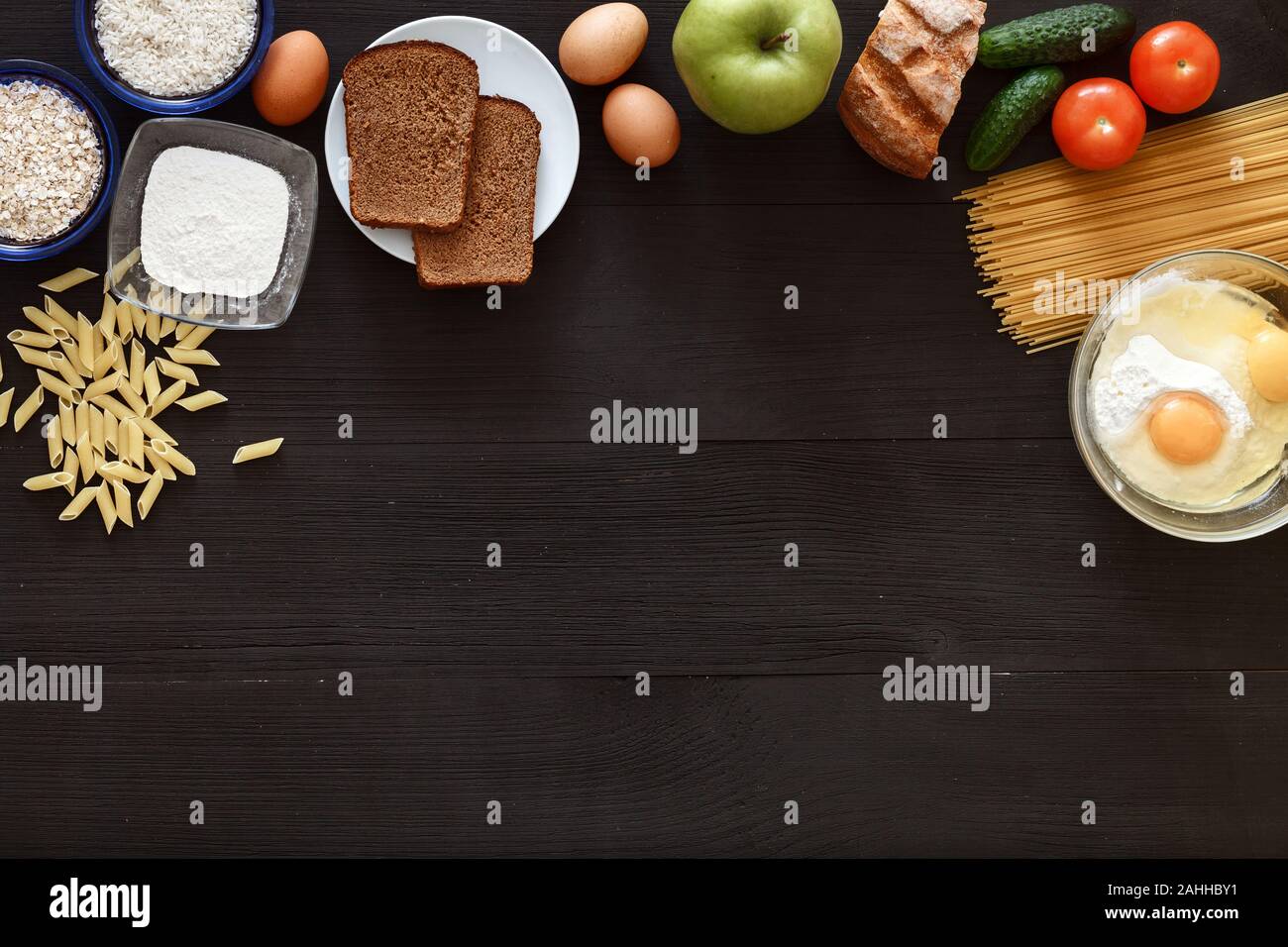 Italiano cibo sano tabella, spaghetti verdure nero sulla scrivania in legno, vista dall'alto Foto Stock