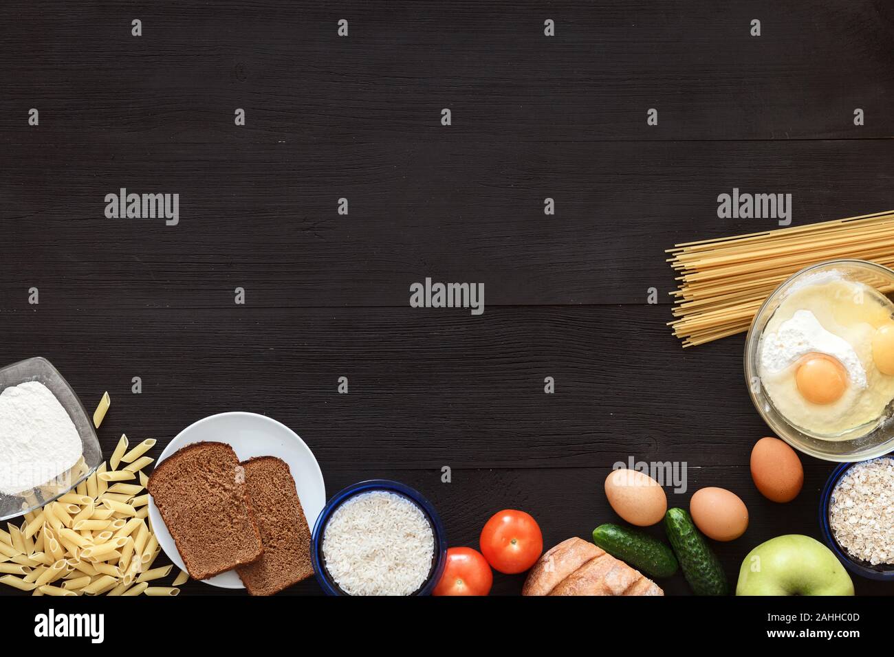 Italiano cibo sano tabella, spaghetti verdure nero sulla scrivania in legno, vista dall'alto Foto Stock