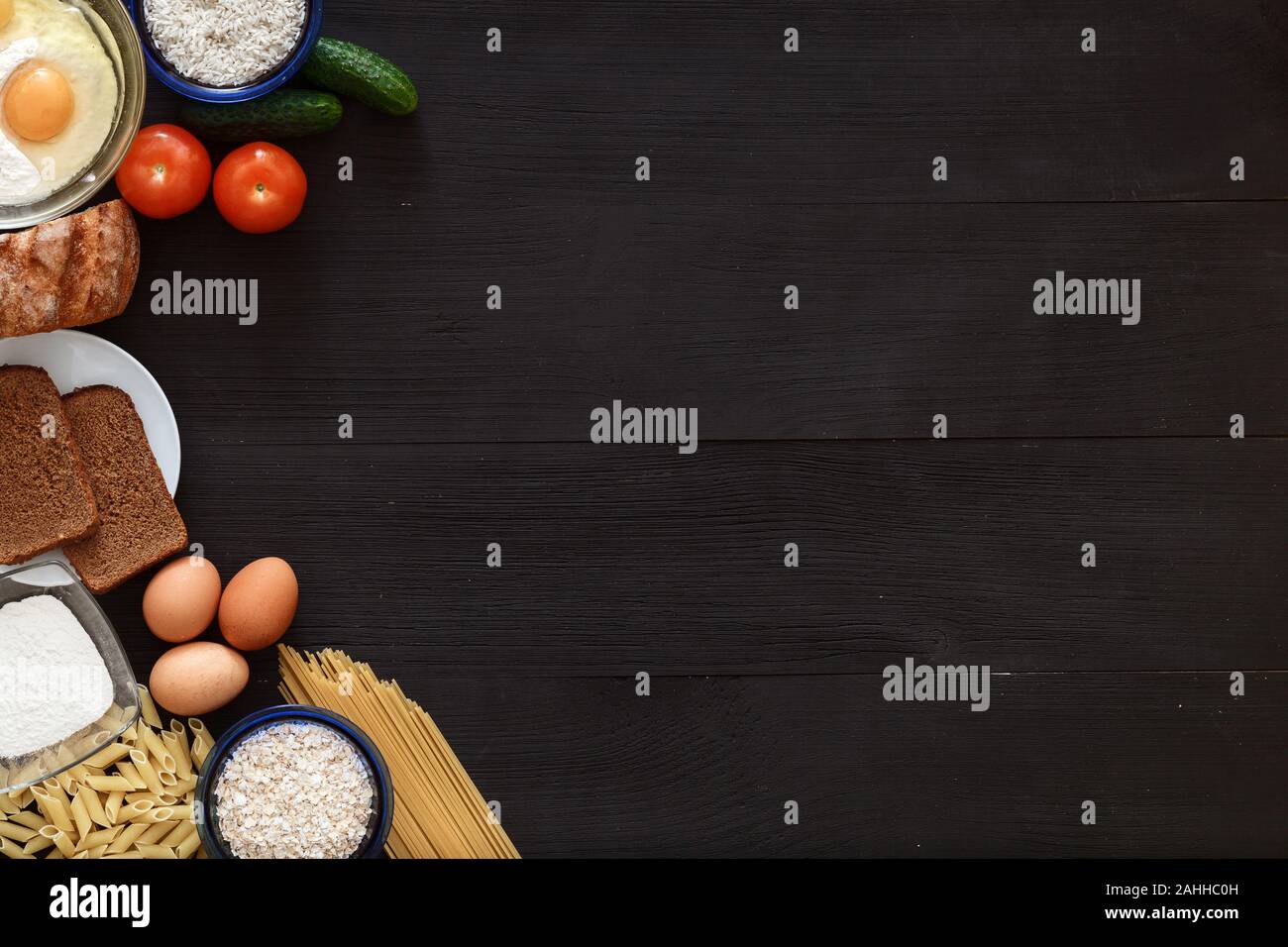 Italiano cibo sano tabella, spaghetti verdure nero sulla scrivania in legno, vista dall'alto Foto Stock