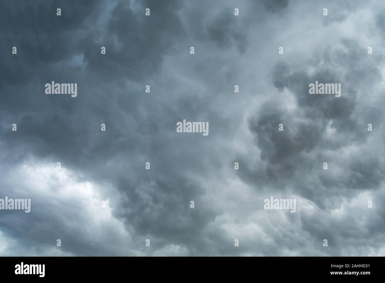 Tempesta nuvole sopra la città. Il maltempo. completa sullo sfondo del cielo Foto Stock