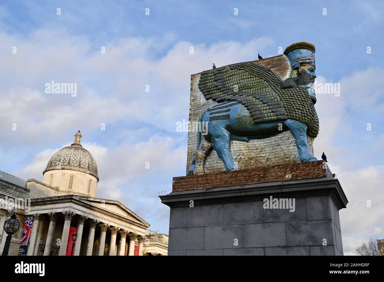 In Iraq le Winged Bull la ricostruzione data da lattine di sciroppo da Michael Rakowitz. Il quarto plinto, Trafalgar Square, Londra. Regno Unito Foto Stock