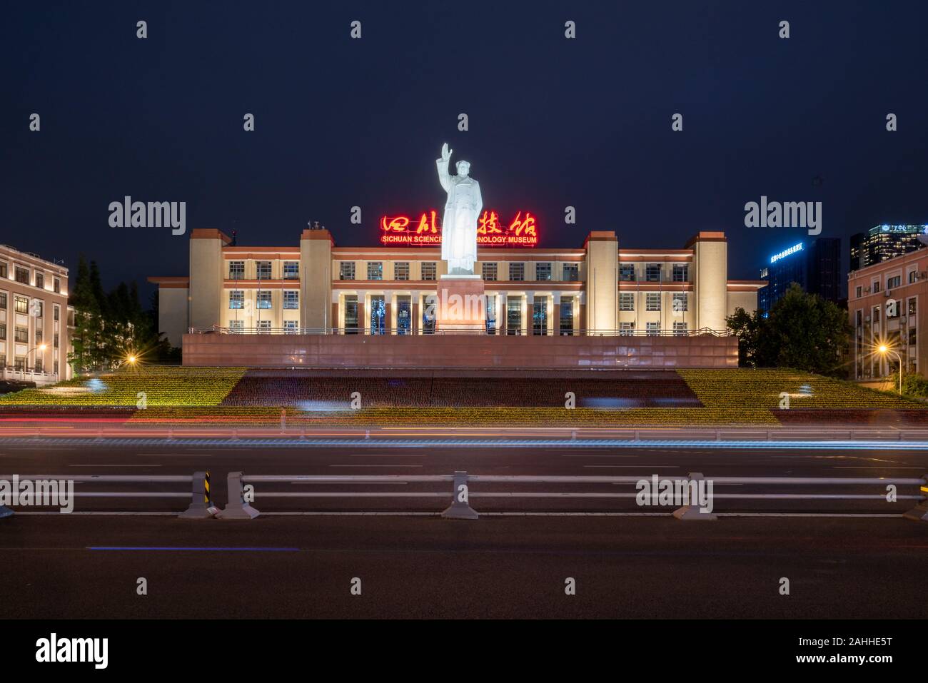 Chengdu, nella provincia del Sichuan, Cina - 27 Giugno 2019 : Mao statua del Sichuan e il museo delle scienze e della tecnologia illuminata di notte in Piazza Tianfu Foto Stock