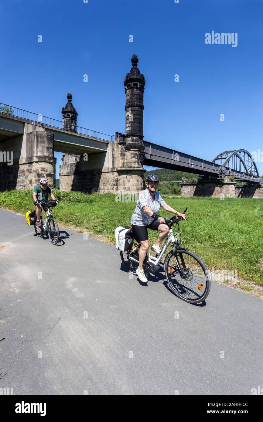 Germania uno stile di vita attivo per gli anziani un giro in bici nel fiume Elba valle sotto il ponte della ferrovia nei pressi di Bad Schandau Sassonia Germania Escursioni in bicicletta per godersi la vita Foto Stock