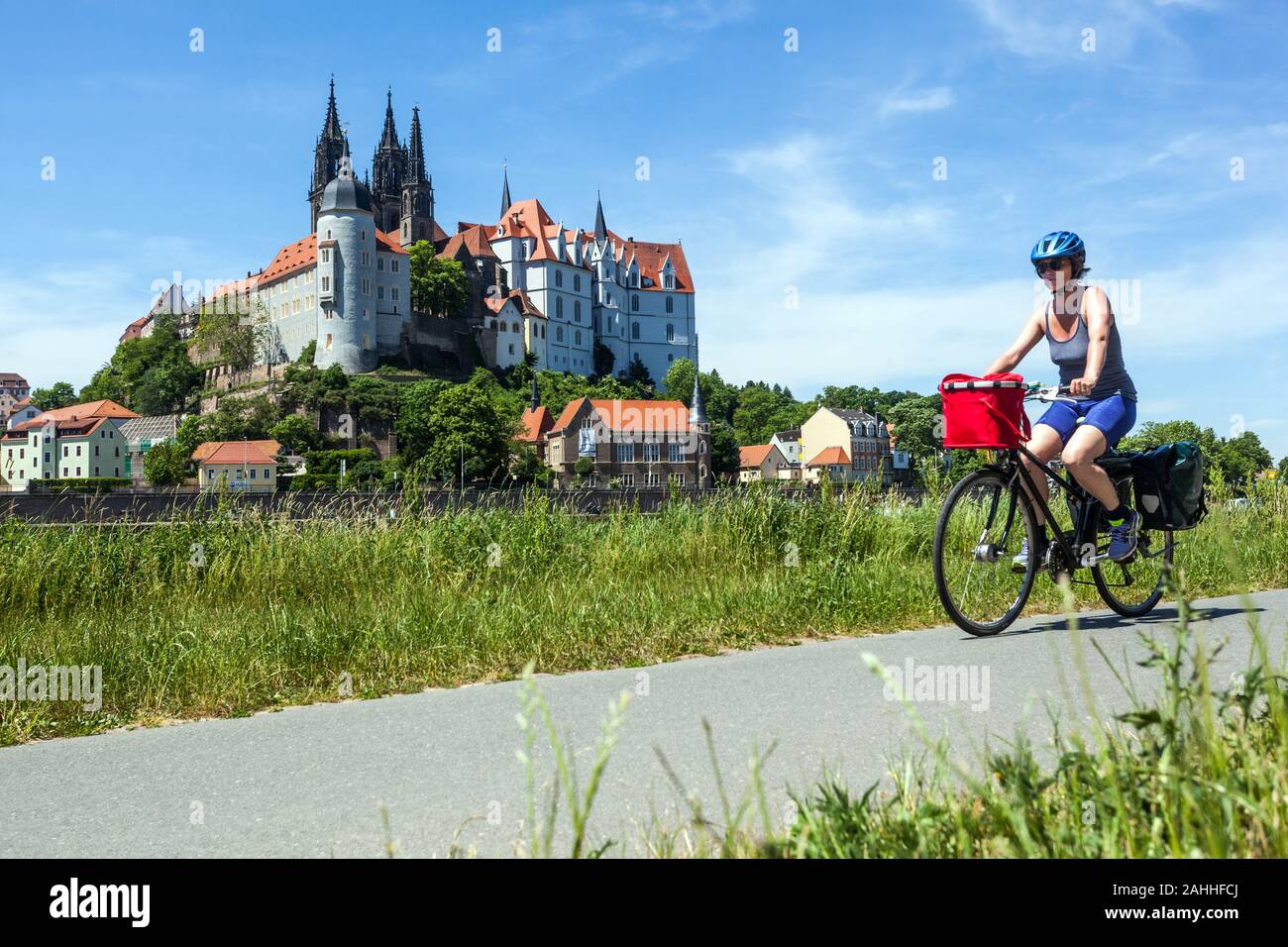 Donna matura giro in bicicletta lungo la pista ciclabile del fiume Elba e godere di vacanza Germania anziano Meissen Sassonia stile di vita attivo, Equing bike Foto Stock