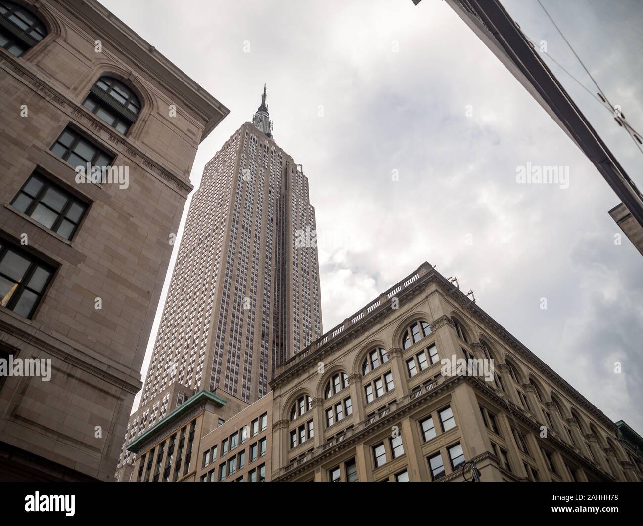 La città di New York, Stati Uniti d'America : [ Empire State Building, vista dalla strada ] Foto Stock