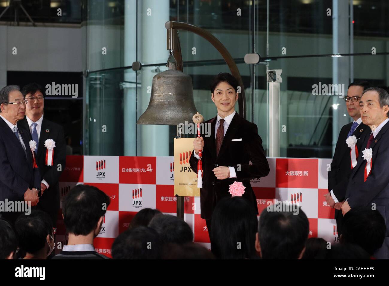 Tokyo, Giappone. 30 Dic, 2019. Tokyo, Giappone. 30 Dic, 2019. Attore di Kyogen Nomura Mansai pone per foto come egli anelli a campana per chiudere questo anno di trading in borsa di Tokyo a Tokyo lunedì, 30 dicembre 2019. La quota del Giappone è i prezzi sono diminuiti 181.10 yen per chiudere a 23,656.62 yen al Tokyo Stock di negoziazione finale dell'anno. Credito: Yoshio Tsunoda/AFLO/Alamy Live News Foto Stock