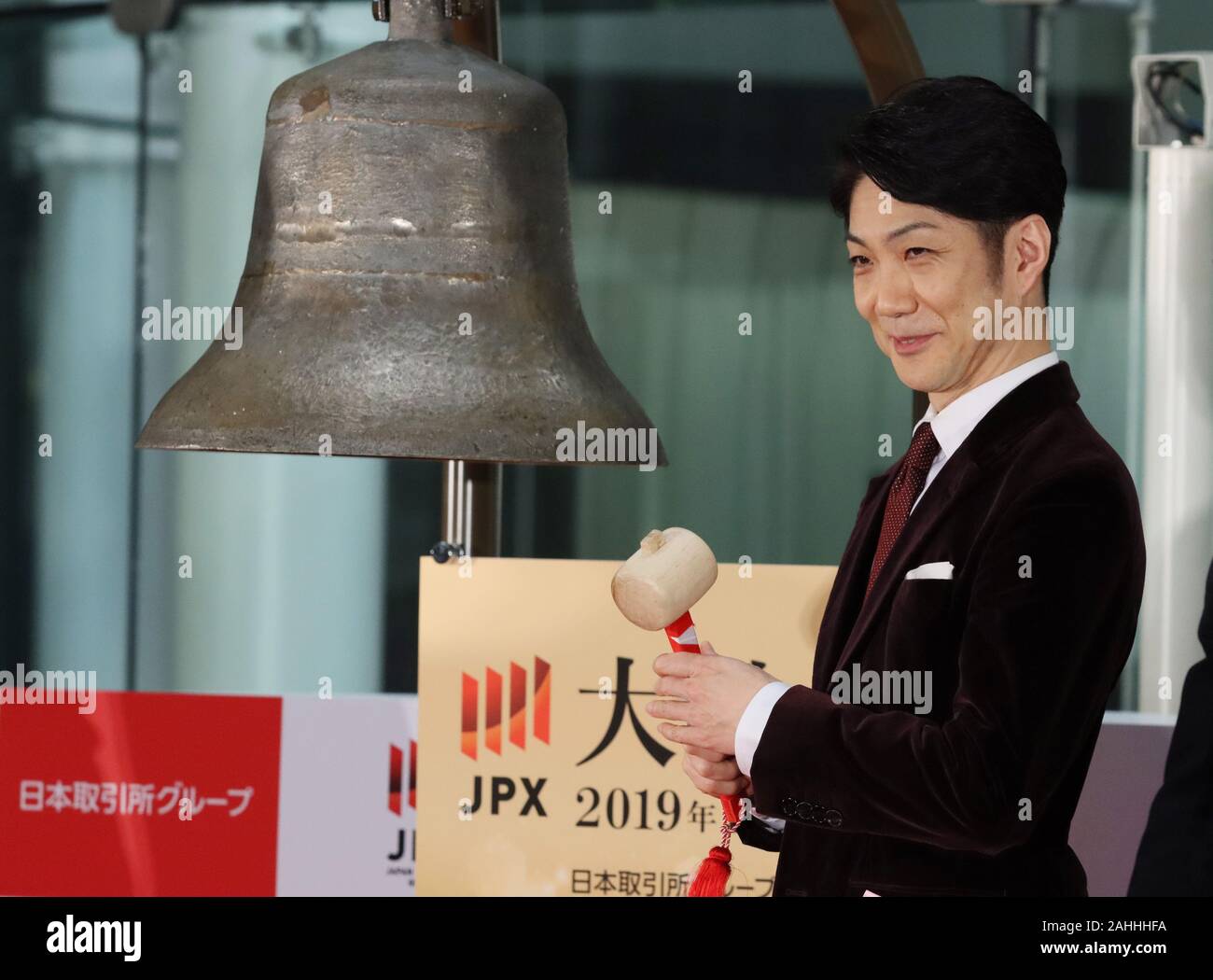 Tokyo, Giappone. 30 Dic, 2019. Tokyo, Giappone. 30 Dic, 2019. Attore di Kyogen Nomura Mansai squilla una campana per chiudere questo anno di trading in borsa di Tokyo a Tokyo lunedì, 30 dicembre 2019. La quota del Giappone è i prezzi sono diminuiti 181.10 yen per chiudere a 23,656.62 yen al Tokyo Stock di negoziazione finale dell'anno. Credito: Yoshio Tsunoda/AFLO/Alamy Live News Foto Stock