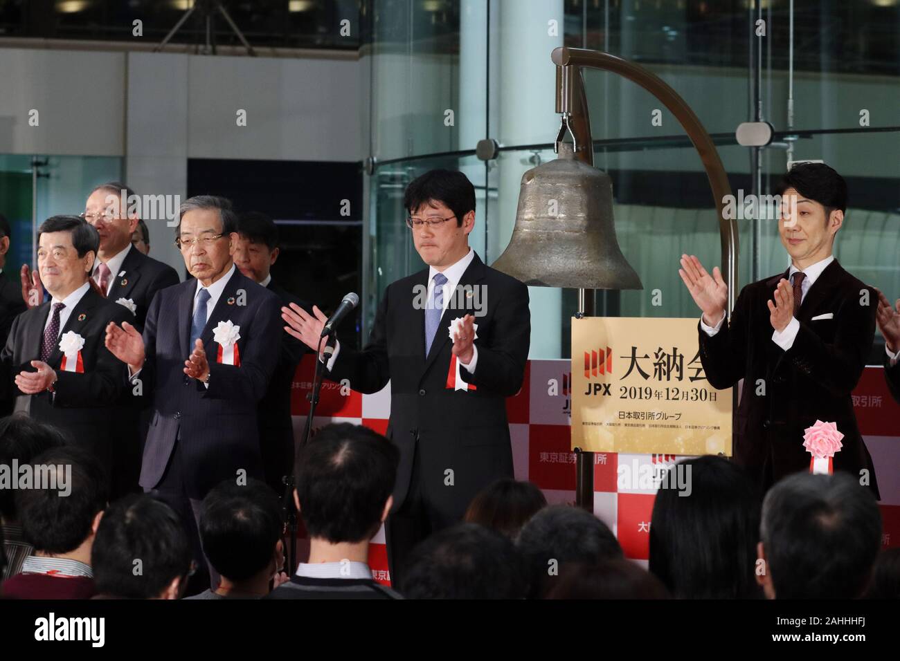 Tokyo, Giappone. 30 Dic, 2019. Tokyo, Giappone. 30 Dic, 2019. Giappone Exchange Group dirigenti e attore di Kyogen Nomura Mansai (R) battano le mani come la Borsa di Tokyo chiude l'ultimo giorno di negoziazione dell'anno a Tokyo lunedì, 30 dicembre 2019. La quota del Giappone è i prezzi sono diminuiti 181.10 yen per chiudere a 23,656.62 yen al Tokyo Stock di negoziazione finale dell'anno. Credito: Yoshio Tsunoda/AFLO/Alamy Live News Foto Stock