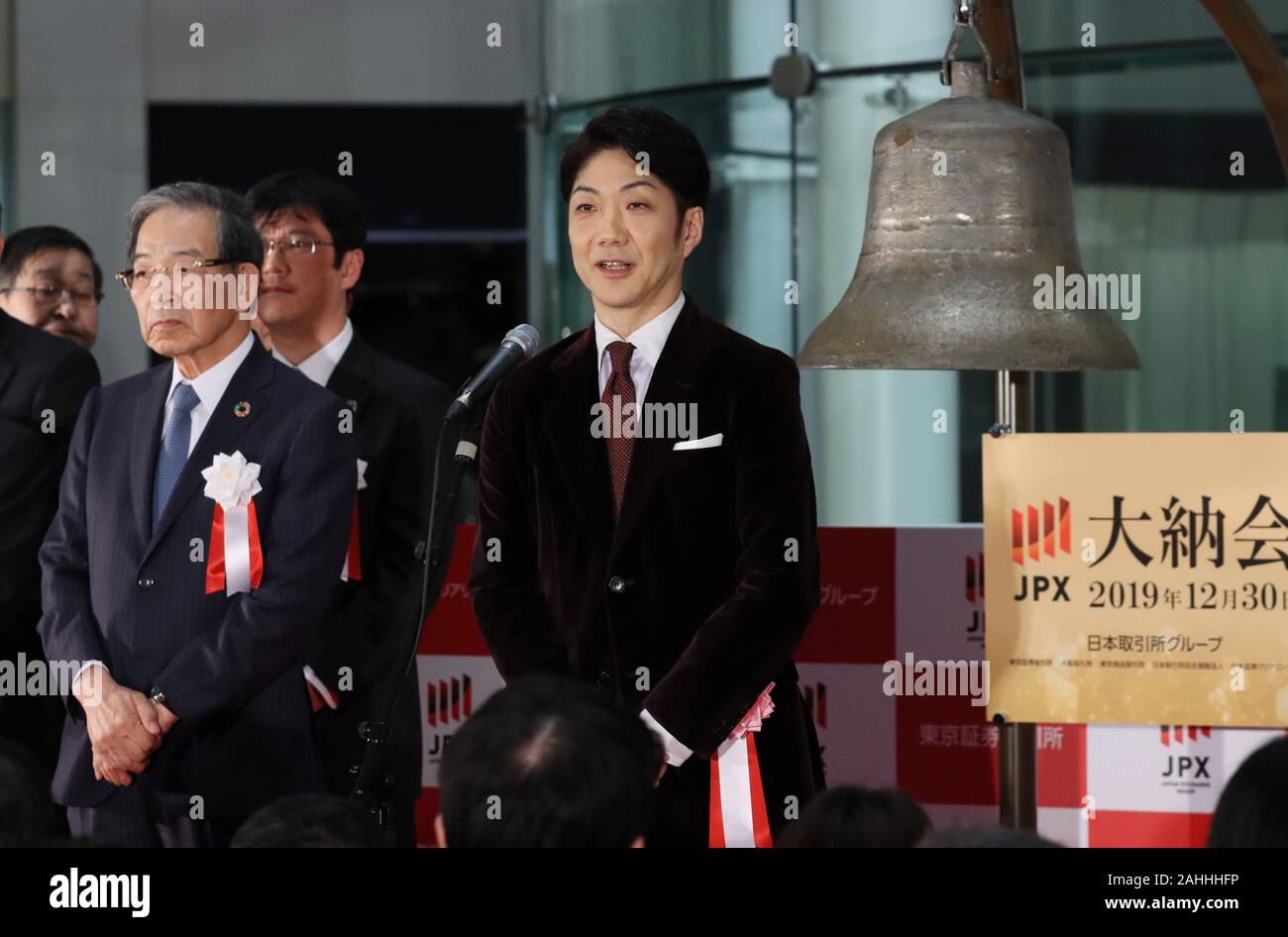 Tokyo, Giappone. 30 Dic, 2019. Tokyo, Giappone. 30 Dic, 2019. Attore di Kyogen Nomura Mansai pone offre un discorso come egli anelli a campana per chiudere questo anno di trading in borsa di Tokyo a Tokyo lunedì, 30 dicembre 2019. La quota del Giappone è i prezzi sono diminuiti 181.10 yen per chiudere a 23,656.62 yen al Tokyo Stock di negoziazione finale dell'anno. Credito: Yoshio Tsunoda/AFLO/Alamy Live News Foto Stock