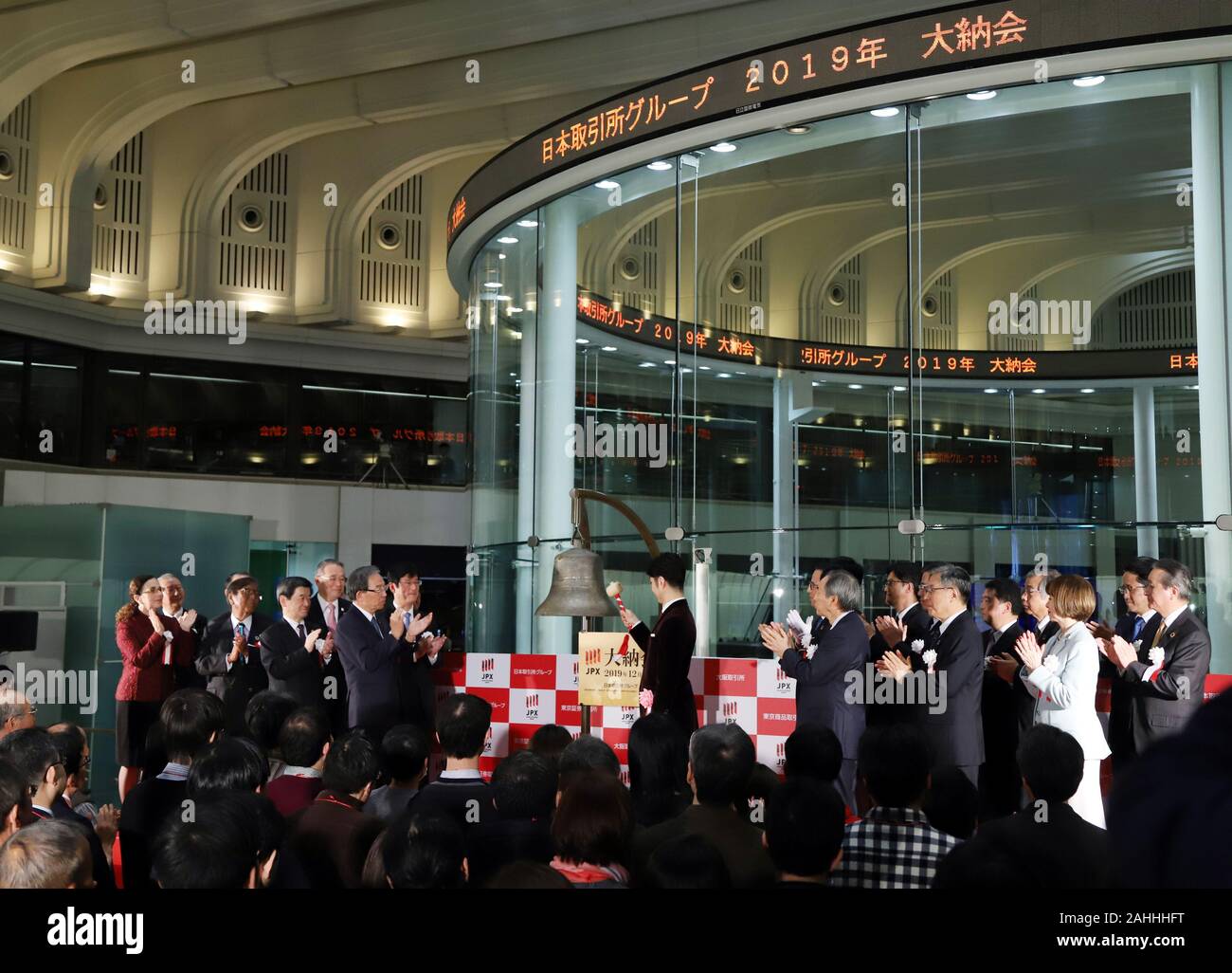 Tokyo, Giappone. 30 Dic, 2019. Tokyo, Giappone. 30 Dic, 2019. Attore di Kyogen Nomura Mansai (C) anelli una campana per chiudere questo anno di trading in borsa di Tokyo a Tokyo lunedì, 30 dicembre 2019. La quota del Giappone è i prezzi sono diminuiti 181.10 yen per chiudere a 23,656.62 yen al Tokyo Stock di negoziazione finale dell'anno. Credito: Yoshio Tsunoda/AFLO/Alamy Live News Foto Stock
