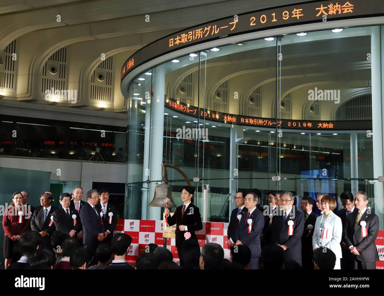 Tokyo, Giappone. 30 Dic, 2019. Tokyo, Giappone. 30 Dic, 2019. Attore di Kyogen Nomura Mansai (C) pone per foto come egli anelli a campana per chiudere questo anno di trading in borsa di Tokyo a Tokyo lunedì, 30 dicembre 2019. La quota del Giappone è i prezzi sono diminuiti 181.10 yen per chiudere a 23,656.62 yen al Tokyo Stock di negoziazione finale dell'anno. Credito: Yoshio Tsunoda/AFLO/Alamy Live News Foto Stock