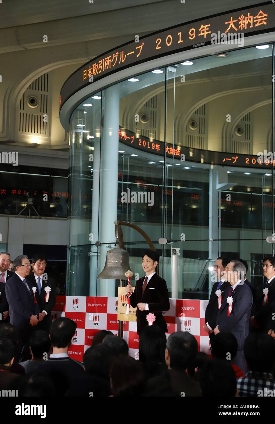 Tokyo, Giappone. 30 Dic, 2019. Tokyo, Giappone. 30 Dic, 2019. Attore di Kyogen Nomura Mansai (C) pone per foto come egli anelli a campana per chiudere questo anno di trading in borsa di Tokyo a Tokyo lunedì, 30 dicembre 2019. La quota del Giappone è i prezzi sono diminuiti 181.10 yen per chiudere a 23,656.62 yen al Tokyo Stock di negoziazione finale dell'anno. Credito: Yoshio Tsunoda/AFLO/Alamy Live News Foto Stock
