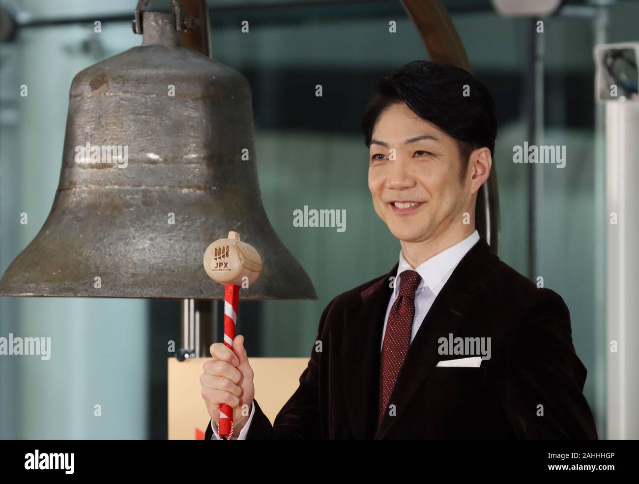 Tokyo, Giappone. 30 Dic, 2019. Tokyo, Giappone. 30 Dic, 2019. Attore di Kyogen Nomura Mansai pone per foto come egli anelli a campana per chiudere questo anno di trading in borsa di Tokyo a Tokyo lunedì, 30 dicembre 2019. La quota del Giappone è i prezzi sono diminuiti 181.10 yen per chiudere a 23,656.62 yen al Tokyo Stock di negoziazione finale dell'anno. Credito: Yoshio Tsunoda/AFLO/Alamy Live News Foto Stock