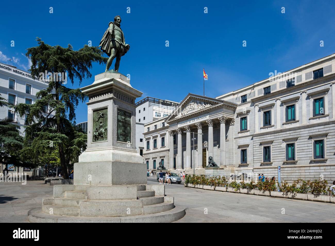 Un monumento di Miguel de Cervantes dal Congreso de los Diputados, il palazzo del Parlamento, Madrid, Spagna Foto Stock