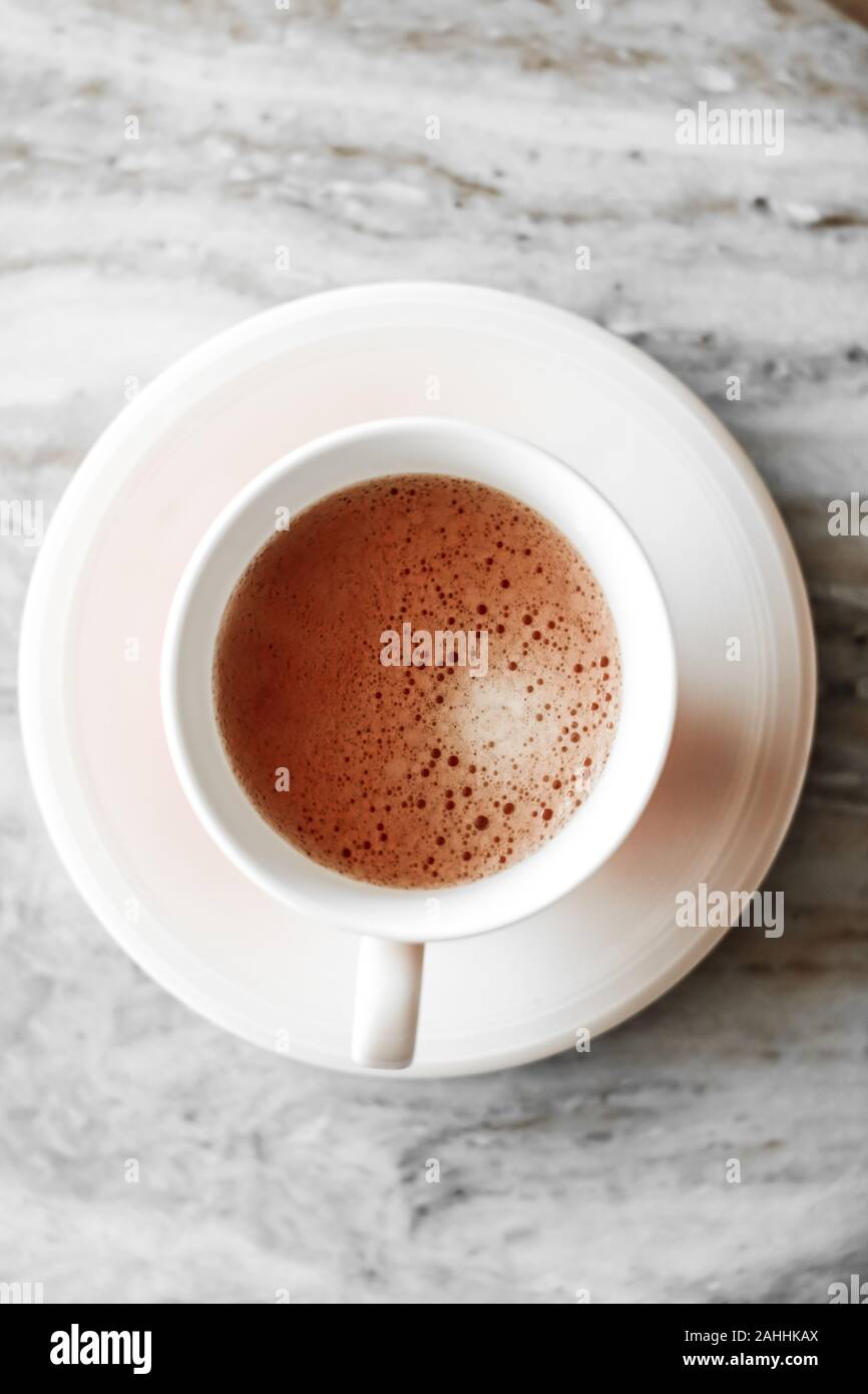 La prima colazione, brunch e concetto cafe - Mattina tazza di caffè con il latte sulla pietra di marmo laici piana, bevanda calda sul tavolo flatlay, vista dall'alto il cibo e la fotografia Foto Stock