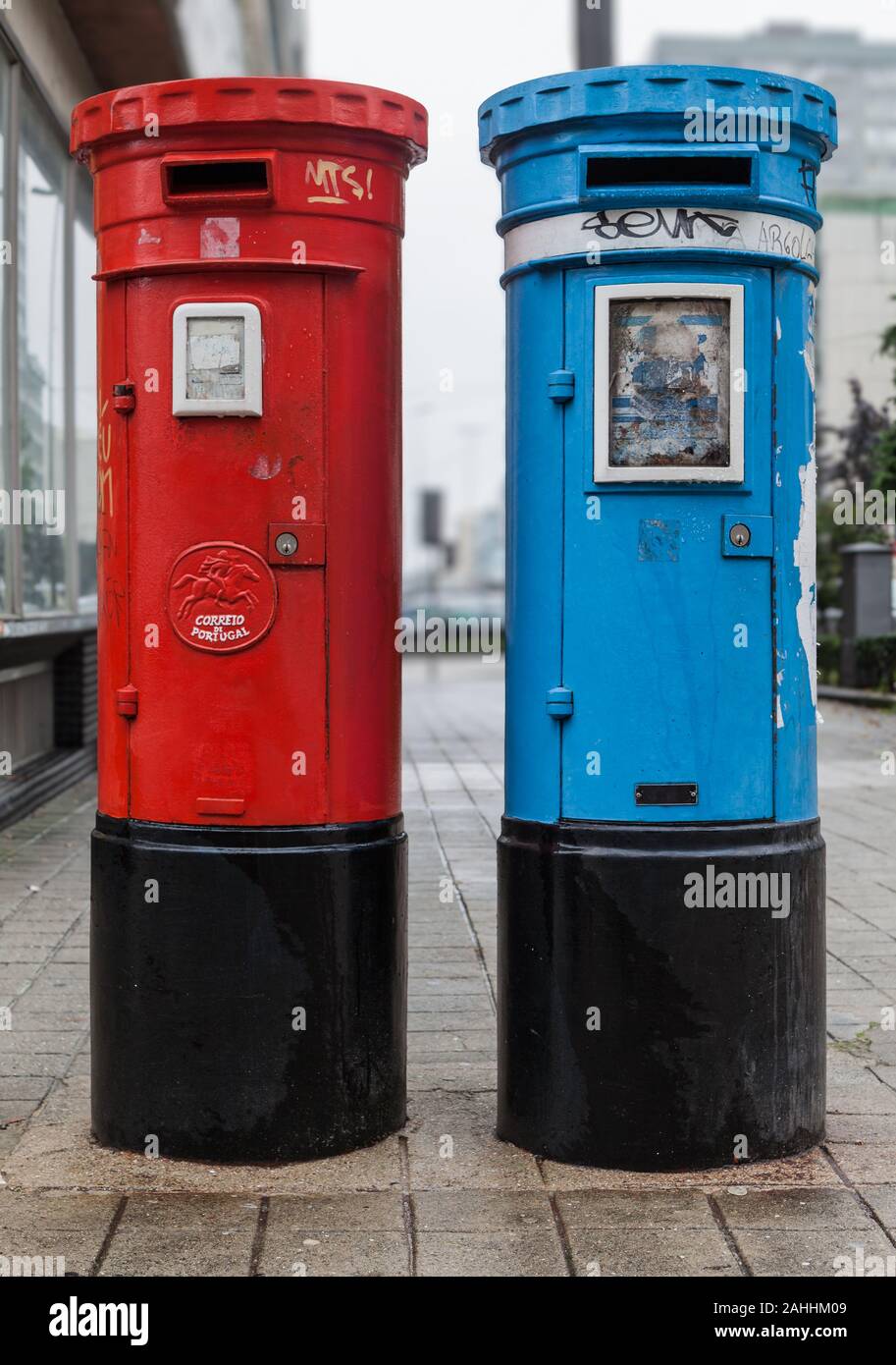 Il rosso e il blu delle cassette postali in Portogallo Foto Stock