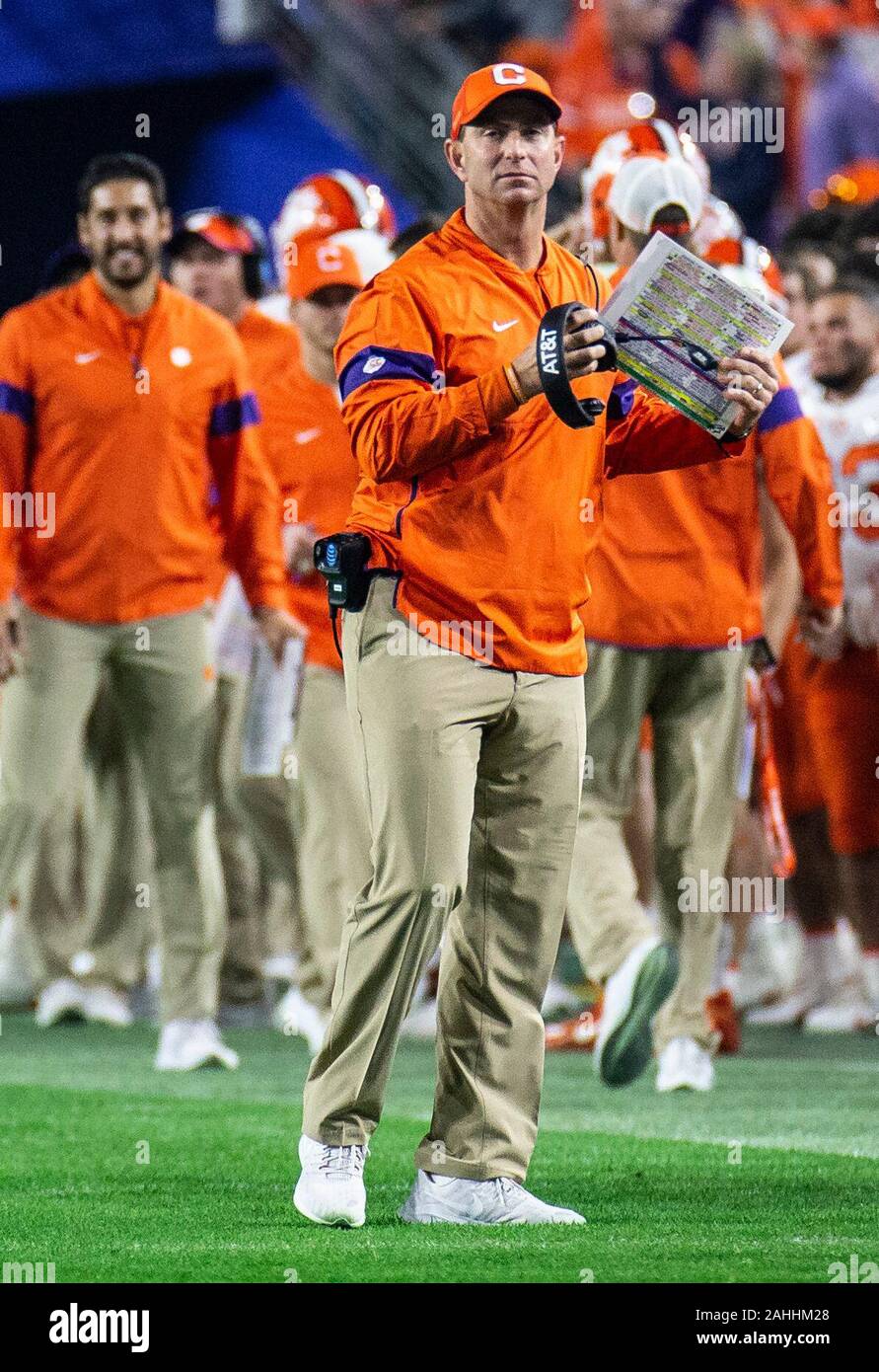 Glendale, AZ U.S. 28 dicembre, 2019. Un Clemson Tigers head coach Dado Swinney sul campo durante il NCAA PlayStation Fiesta Bowl partita di calcio tra Ohio State Buckeyes e la Clemson Tigers da 29-23 vincere a State Farm stadium di Glendale, AZ Thurman James/CSM/Alamy Live News Foto Stock