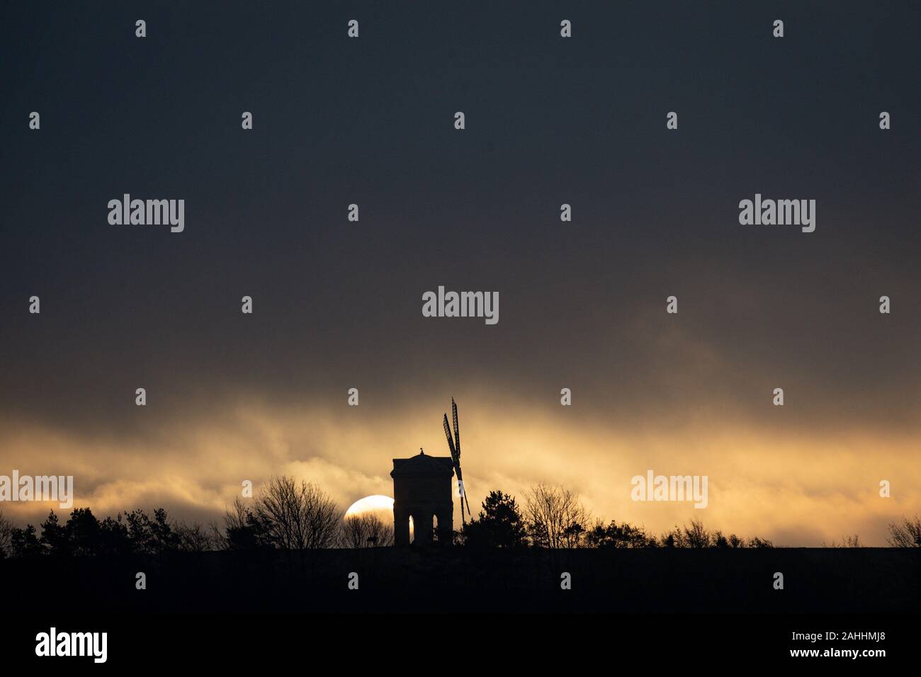 Il sole sorge su Chesterton Windmill nel Warwickshire. Foto Stock