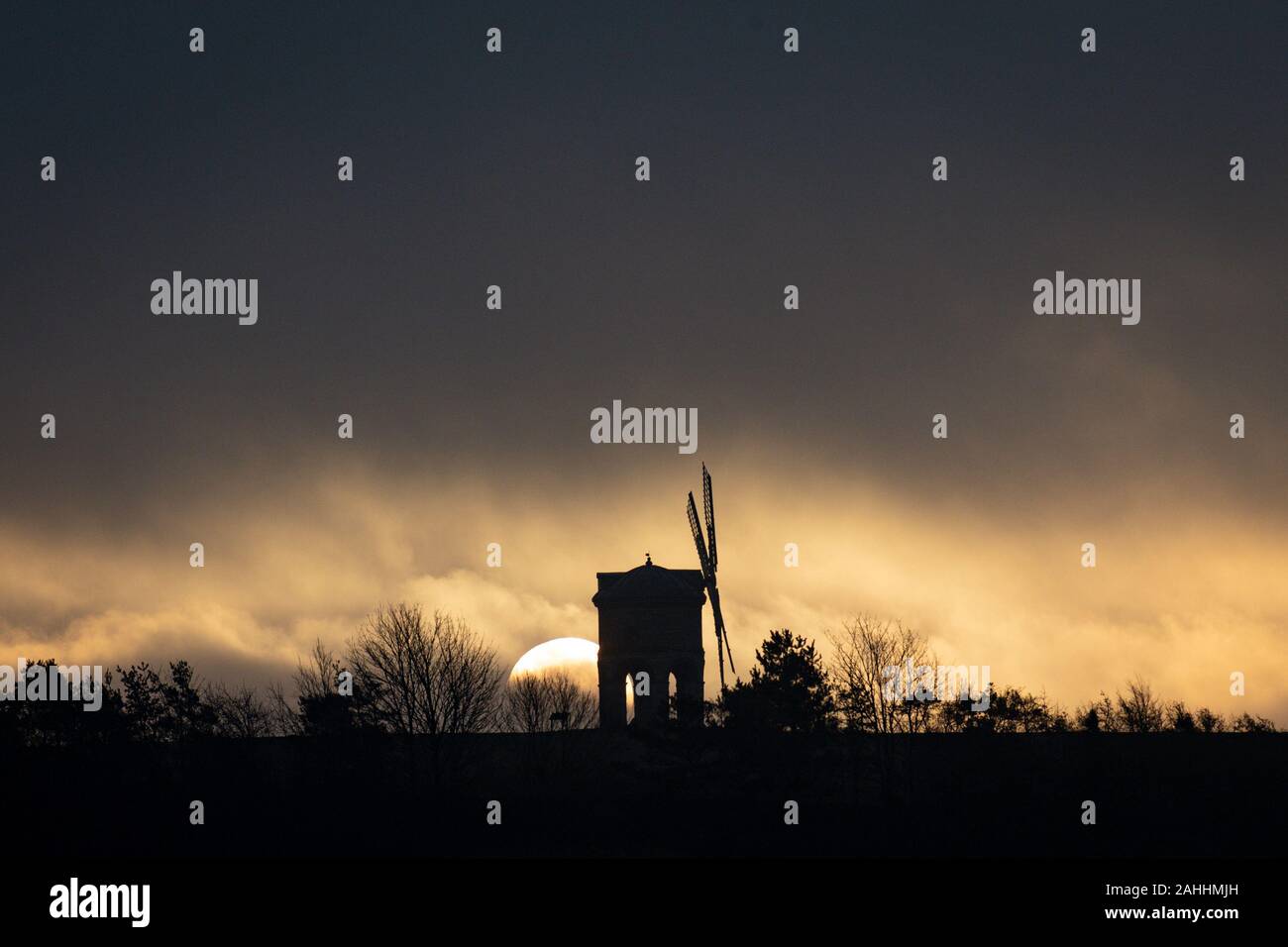 Il sole sorge su Chesterton Windmill nel Warwickshire. Foto Stock