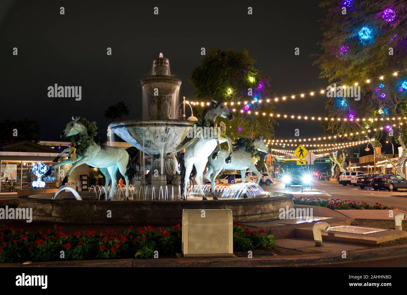 Scottsdale Arizona. Cavallo di bronzo Fontana in Scottsdale, Arizona, Stati Uniti d'America di notte. Luci e decorazioni natalizie in Scottsdale, AZ, la zona della città vecchia. Foto Stock